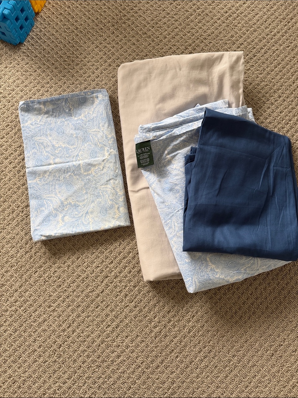 Bundle 3 of flat sheets and 1 pillowcase